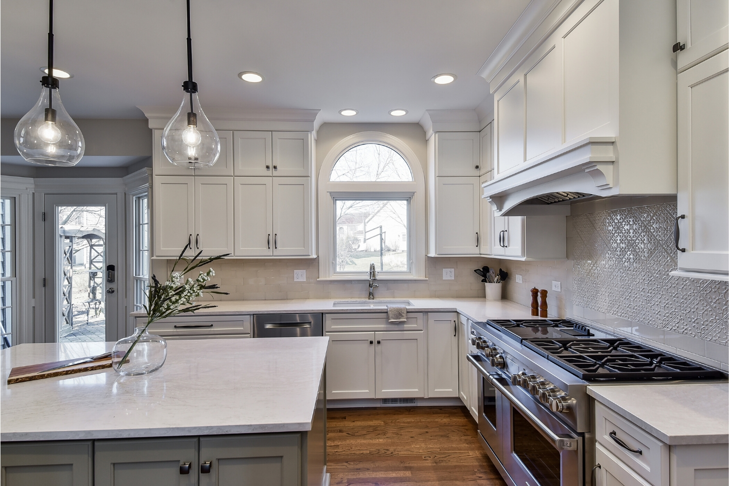 Elegantly Tasteful Kitchen Remodel — photo 2