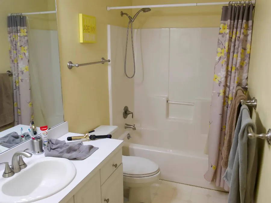Before: an outdated bathroom