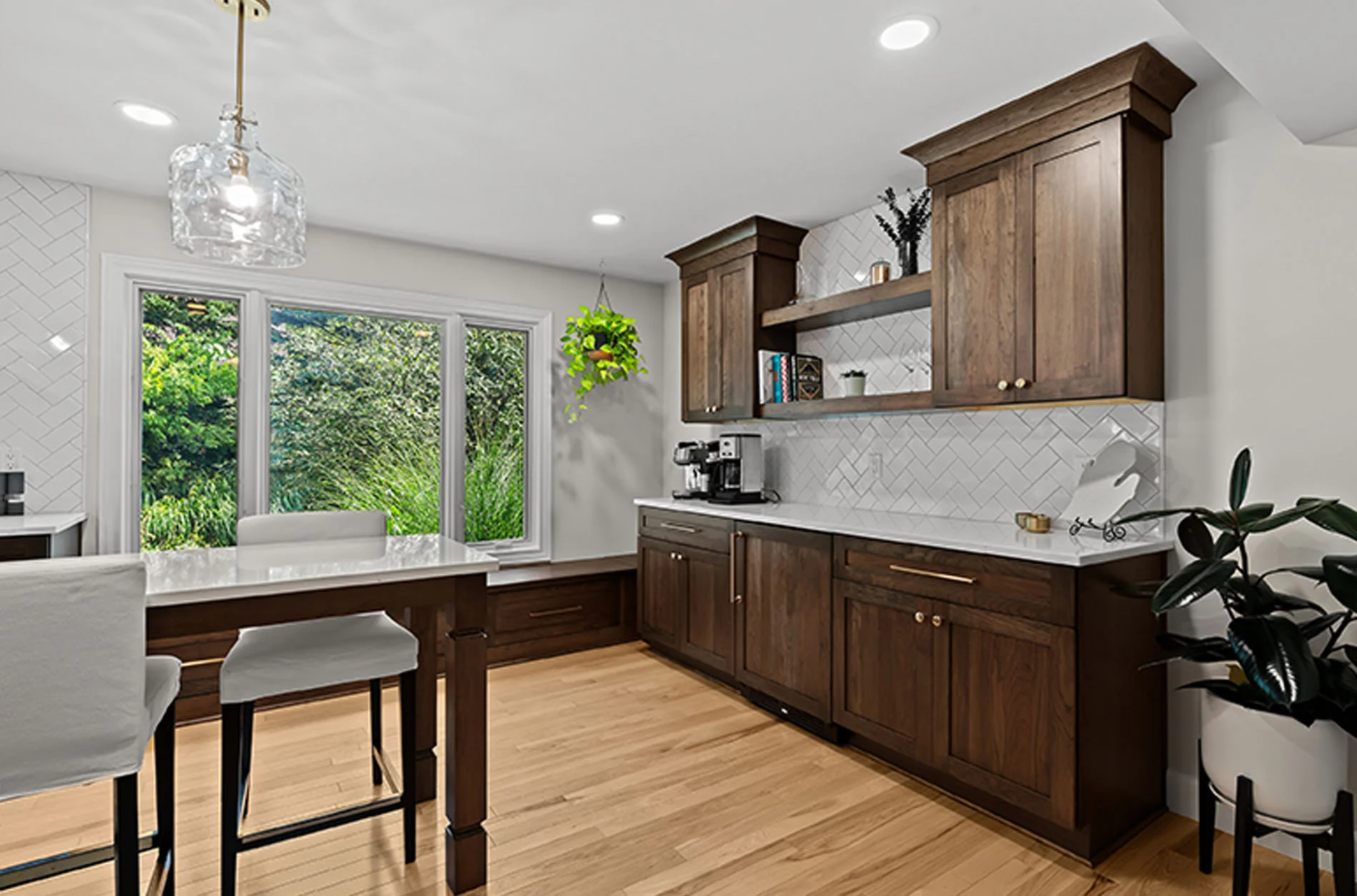 Range wall with herringbone subway tile backsplash